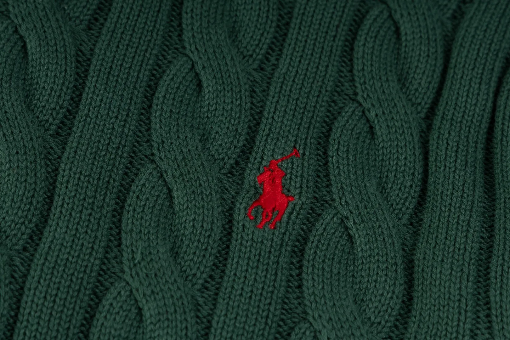 P220 #R91 RALPH LAUREN Ralph Lauren fourteen colors classic small label embroidery round neck pullover cable cardigan sweater men's top, high-density LOGO embroidery on the chest, original customization of tag accessories. Made of pure cotton yarn, pure cotton is skin-friendly and comfortable, small label war horse embroidered twist button round neck sweater 🐎 high quality, follow the blogger to learn how to wear it! Let’s buy a Ralph Lauren cable sweater. It’s a super hard-to-find series after it became popular. It’s hard to find one on the official website. It’s simple and practical to wear, with a lazy and loose feel. The thickened fabric has more texture, feels soft and delicate, and has a loose fit. Whether worn alone or layered, you can wear different styles of fashion with just one piece!   Size：XS S M L Sleeve length: 59/60/61/62/63